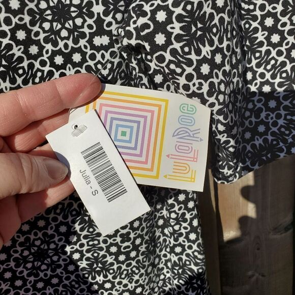 LuLaRoeāJuliaĀ Dressā - Picture 4 of 7